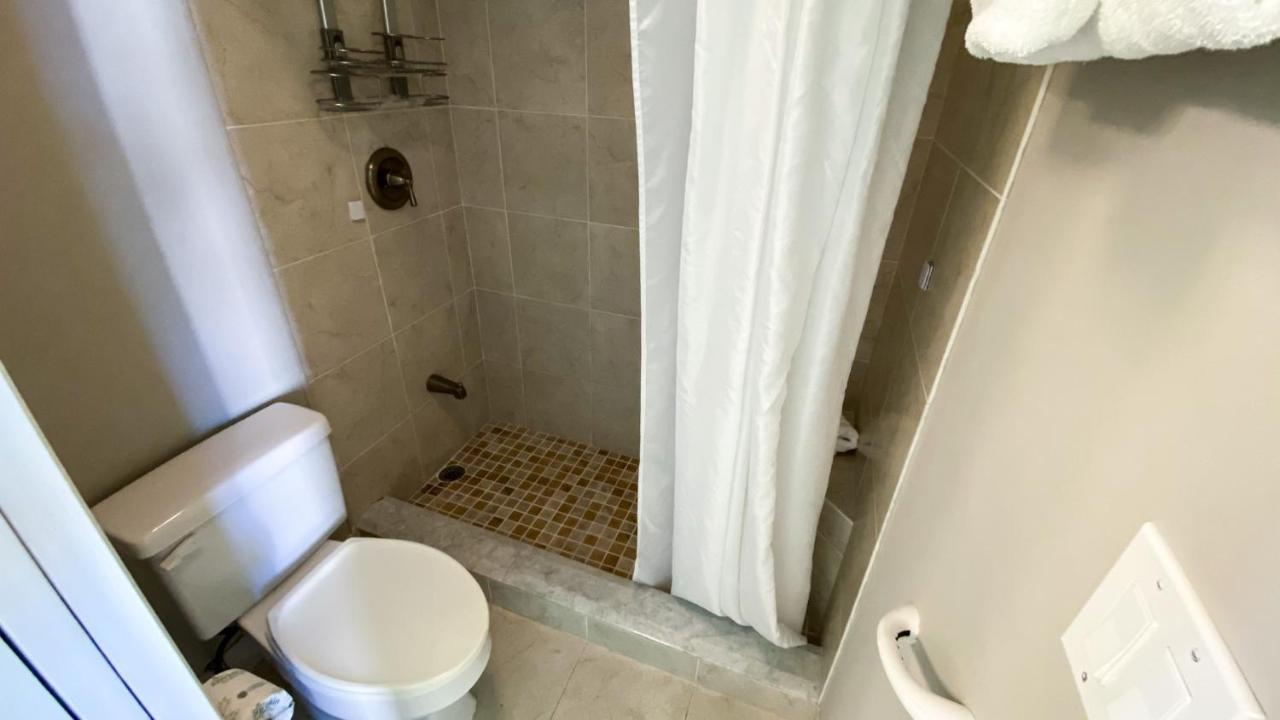 The Makai Suite At The Waikiki Banyan ホノルル エクステリア 写真